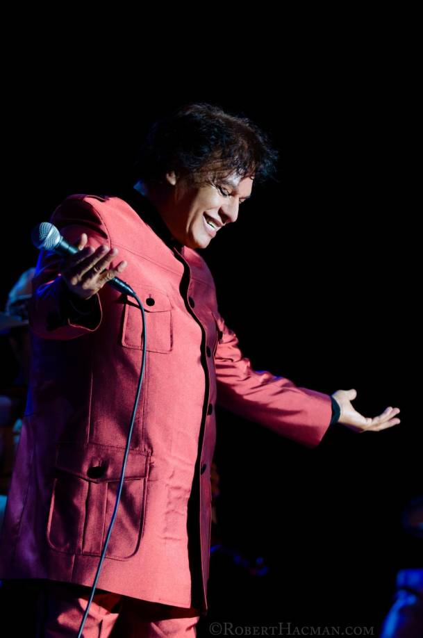 Su infancia estuvo marcada por un internado en el que sufría separado de su familia, era el menor de diez hermanos, pero a la vez fue el lugar donde descubriría la música. Juan Contreras fue su figura paterna y quien despertó el amor por la guitarra y el canto al pequeño Alberto Aguilera. En homenaje a su mentor, tomó el nombre artístico de Juan y en memoria de su padre biológico, añadió Gabriel.