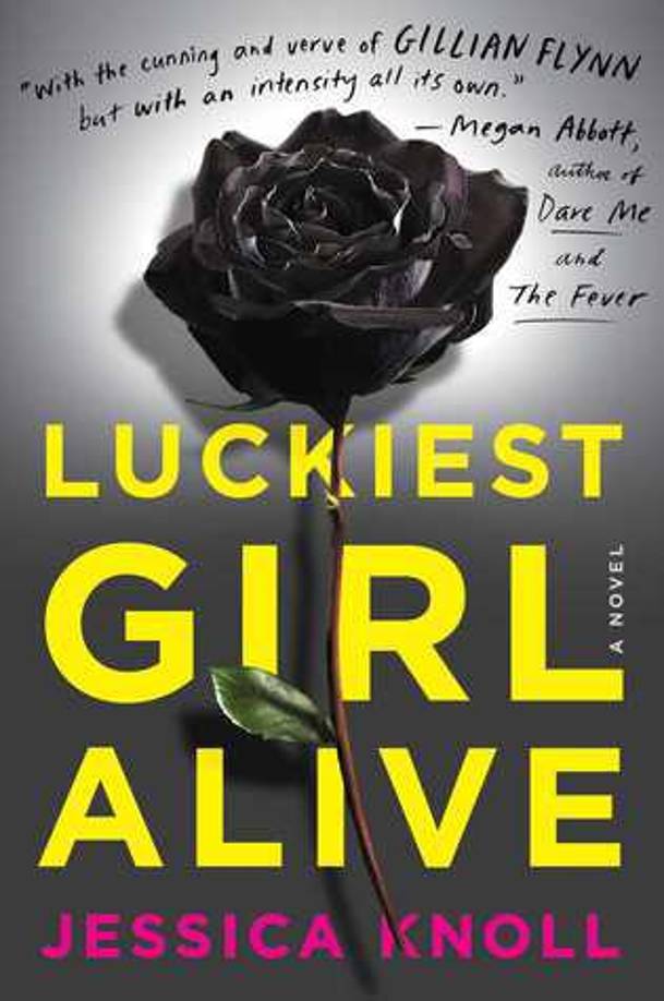 La película está basada en el Best Seller Luckiest Girl Alive contiene escenas desgarradoras, y muchos espectadores están pidiendo advertencias de contenido más fuertes ya que trata temas sensibles como violación y agresiones físicas.