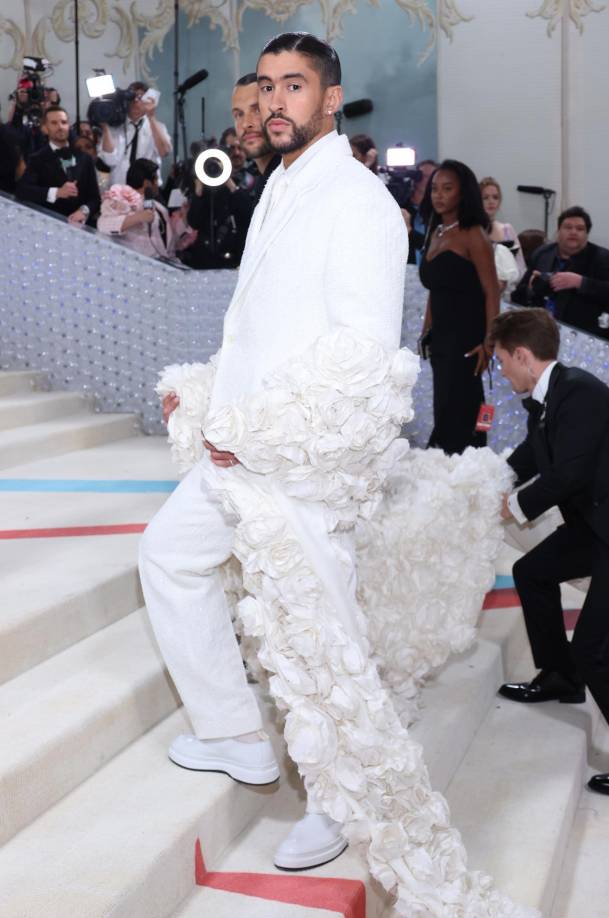 En la MET Gala de este año estuvo presente esta flor en looks femeninos como masculinos, en tributo a la marca que el homenajeado, Karl Lagerfeld reinventó con su talento. Bad Bunny se presentó bajo los reflectores de la alfombra roja con un traje de Jacquemus y una capa XL de camelias bordadas. 