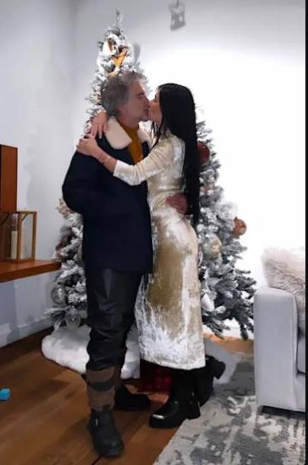 El cantante Alejandro Fernández posa junto a su joven novia Karla Laveaga, con quien disfruta en Vail, Colorado en Estados Unidos. 