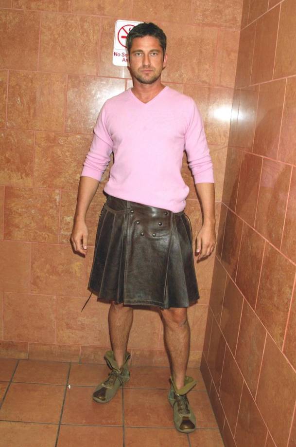 El actor Gerard Butler no es ajeno a las faldas, ya que tiene raíces escocesas, pero prefiere no usarlas muy a menudo. 