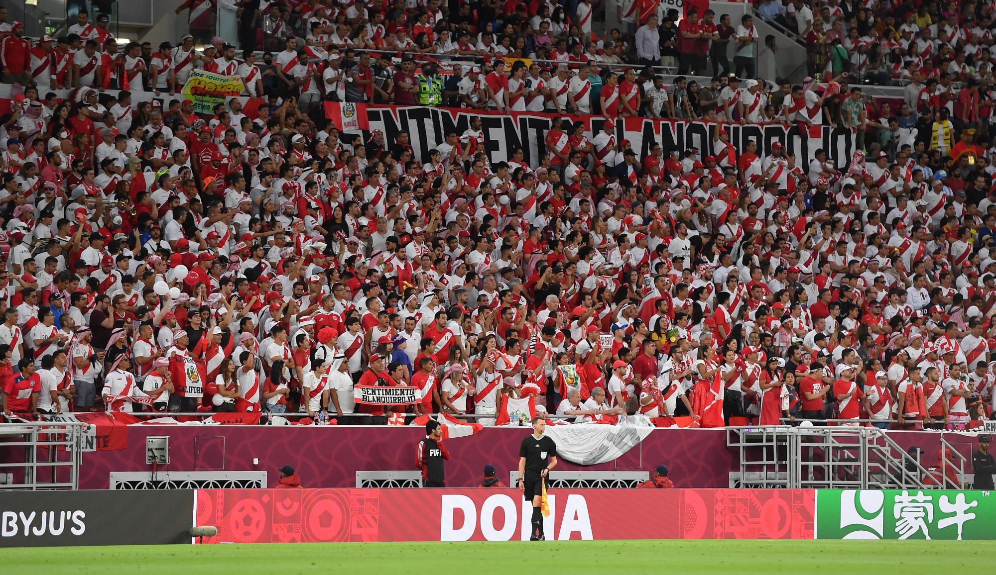 Aficionados de Perú han armado una fiesta deportiva en Doha.