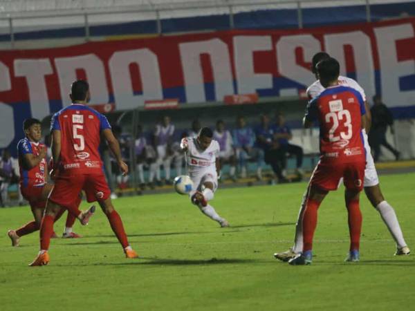 El remate de Edwin en busca de romper el empate en el Nacional.