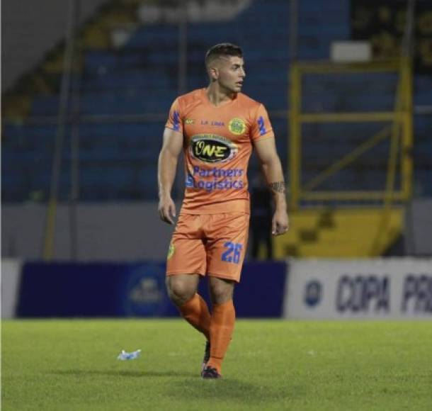 El delantero argentino-estadounidense del Parrillas One, Kevin Hoyos, llamó la atención de las aficionadas en el estadio Morazán. Foto Yoseph Amaya