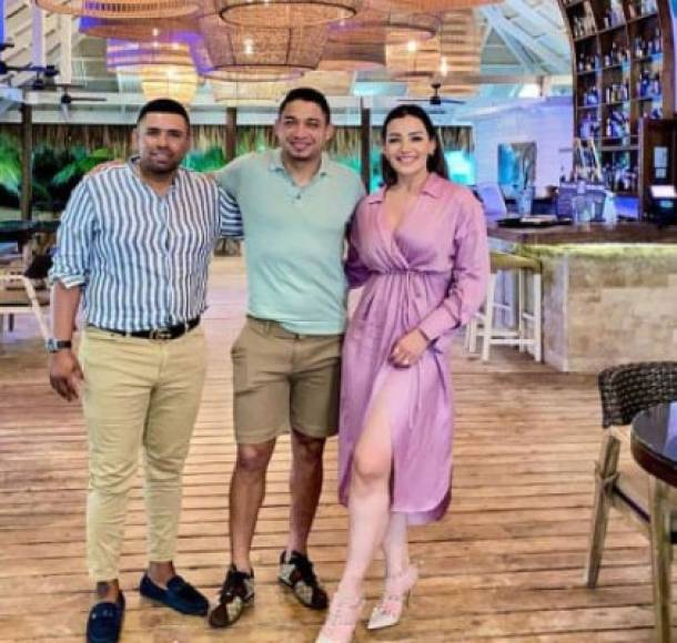 Emilio Izaguirre junto a su amada esposa Virginia y uno de sus amigos con los que anda en Roatán.