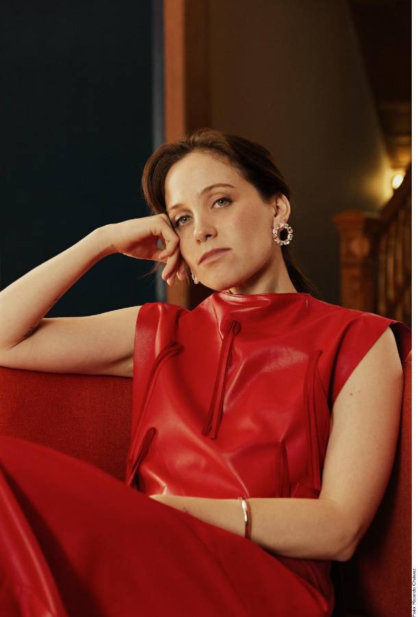 Natasha Dupeyrón en cuero rojo.