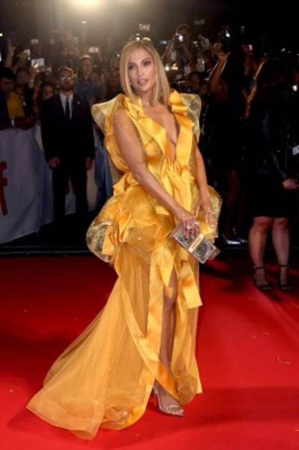 Pero la verdadera joya del atuendo de la cantante de 'Dinero' fue su bolso 'Stack of Cash' valorado en $ 5,695 de Judith Leiber , que parece un montón de dólares.<br/><br/>