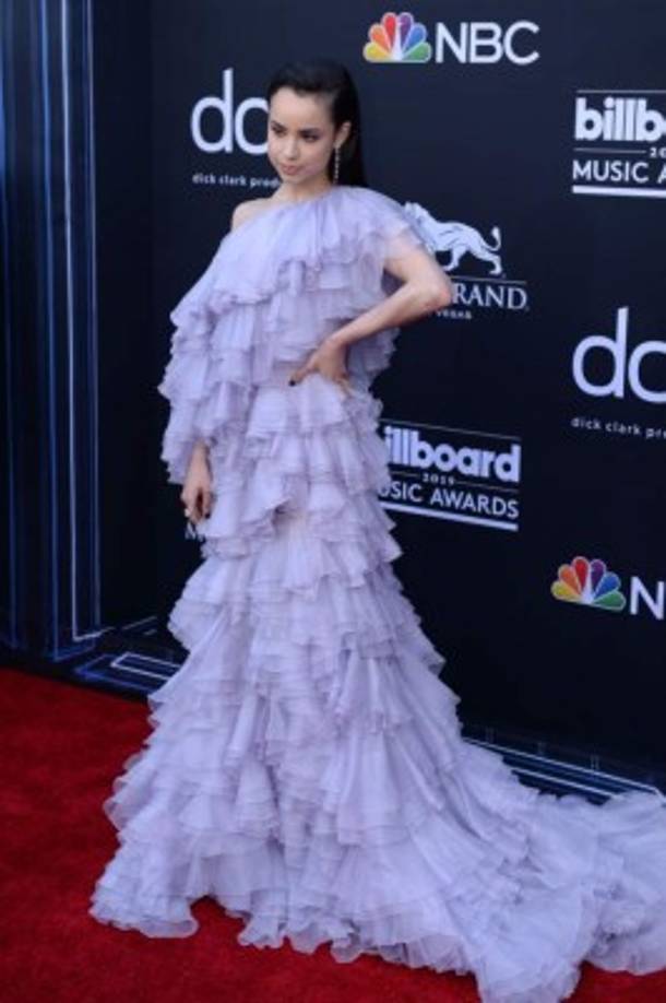 La estrella de Disney Sofia Carson también optó por un vestido en color lila.