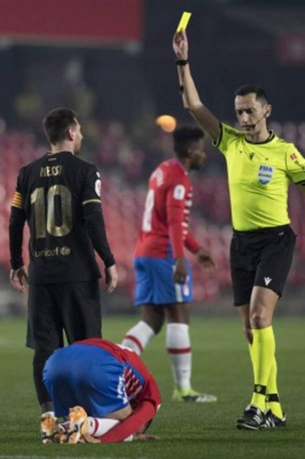 Momento en donde Messi recibe la cartulina amarilla luego de su terrible falta que realizó en el primer tiempo.