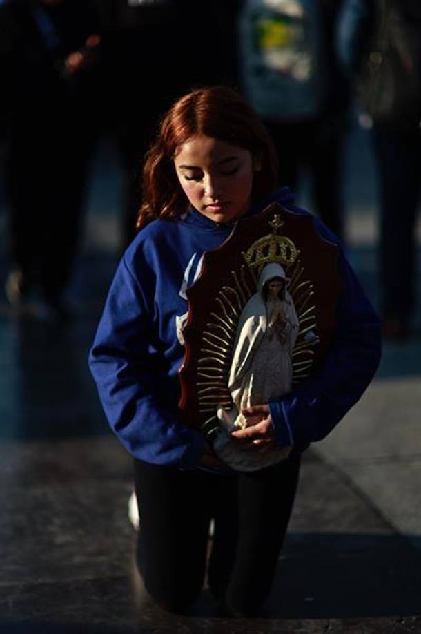 En una de las entradas del templo, Natasha, venezolana que espera llegar a EE.UU. antes de la investidura del presidente electo, Donald Trump, vende rebozos de la Virgen para acercarse a su meta de cruzar la frontera, mientras pide “el milagro” de conseguir una cita de CBP.