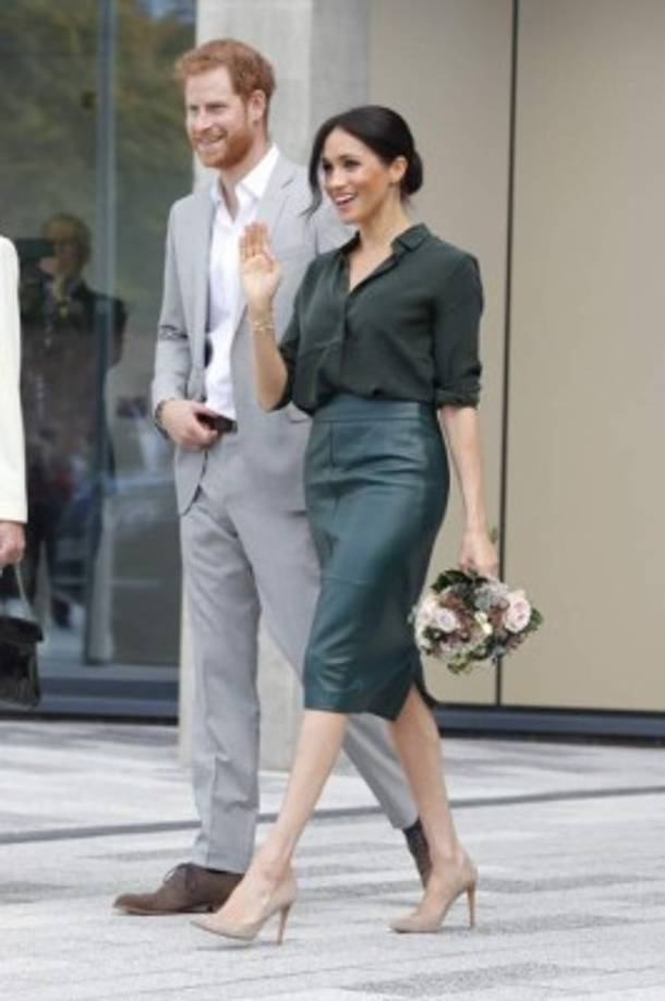 Meghan disimuló su vientre usando una falda no tan ajustada y una camisa holgada.