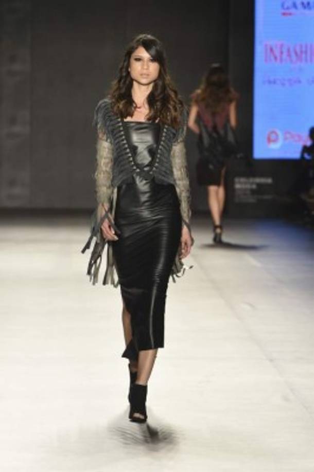 Andrea Landa. Su experiencia en cuero es la inspiración para una vanguardista colección que equilibra la técnica y el diseño. Las pieles en mil formas son el hilo conductor de la colección donde también se unen texturas como la gamuza. Se mezcla con sendas estampadas, amarres, tejidos y nudos y la inspiración se basa en la influencia del rock. Los colores predominantes son el marrón, el gris y negro. Tres técnicas predominaron: los cortes manuales inspirados en vitrales y marcos de ventanas, los ensanches de las sillas de montar y los tejidos y amarres de hamacas.