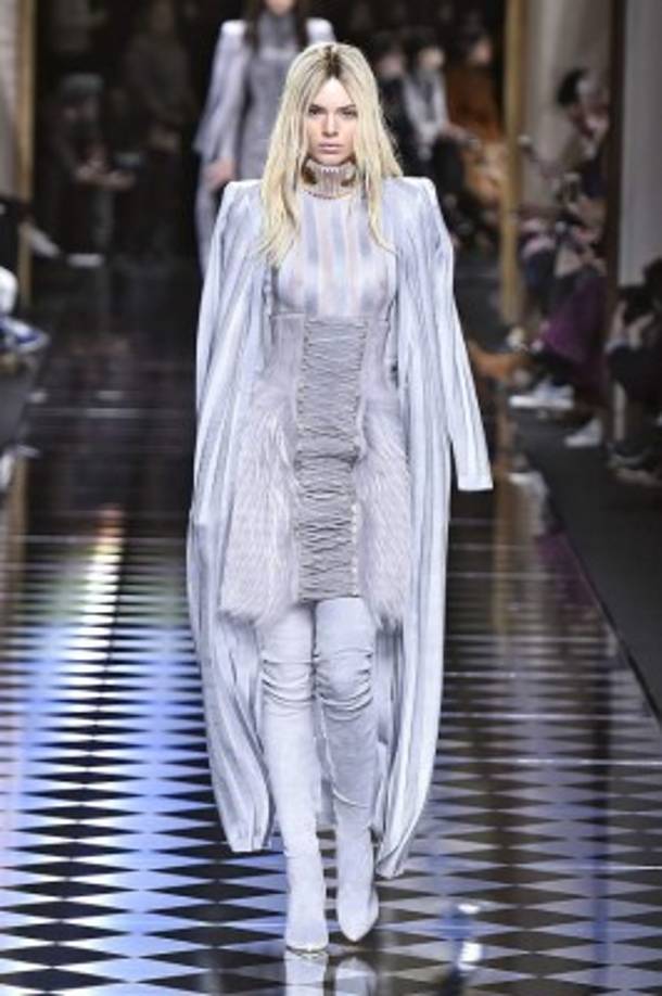 4. Romanticismo: los volantes se apropiaron de cuellos altos en blusas, de las mangas de los vestidos y detalles entorno al pecho, otorgando aires románticos.