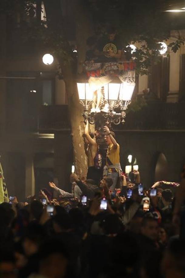 Cuatro años después de la última Liga, los culés volvían a acudir en masa a las Ramblas ataviados con camisetas, bufandas y banderas azulgranas y con ‘senyeras’ al grito de “¡campeones, campeones!”.