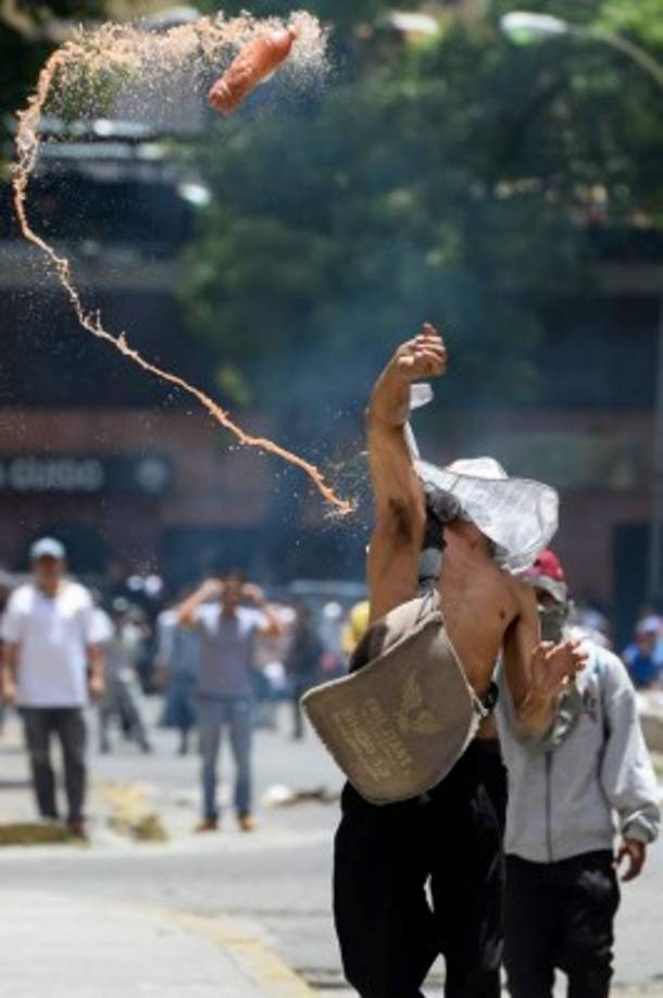 Un día después de que la OEA declarara que en Venezuela hay una 'grave alteración' de la democracia, unas mil personas intentaron marchar hacia la Asamblea, en el centro de Caracas, pero la policía lo impidió.