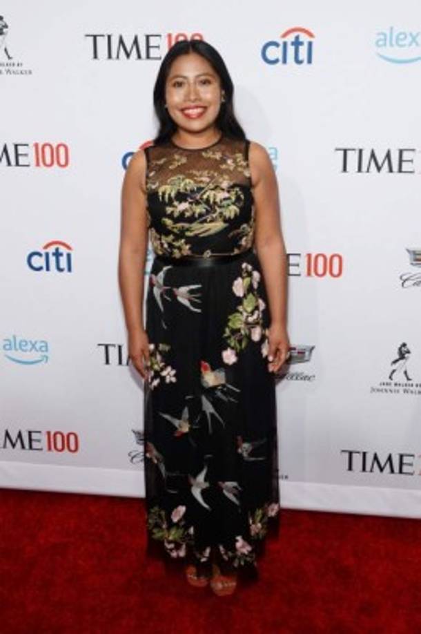 La actriz 'Roma' Yalitza Aparicio eligió un vestido negro bordado con pájaros y flores.<br/>
