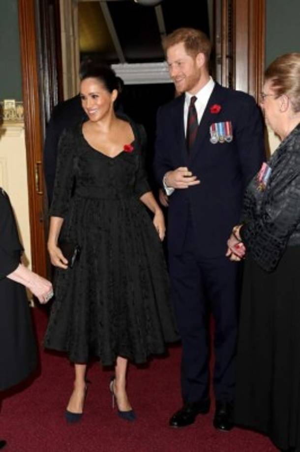 Para el evento Meghan usó un vestido negro de Erdem adornado con un broche rojo de amapola, una flor artificial que se ha utilizado desde 1921 para conmemorar a los militares que murieron en la guerra.