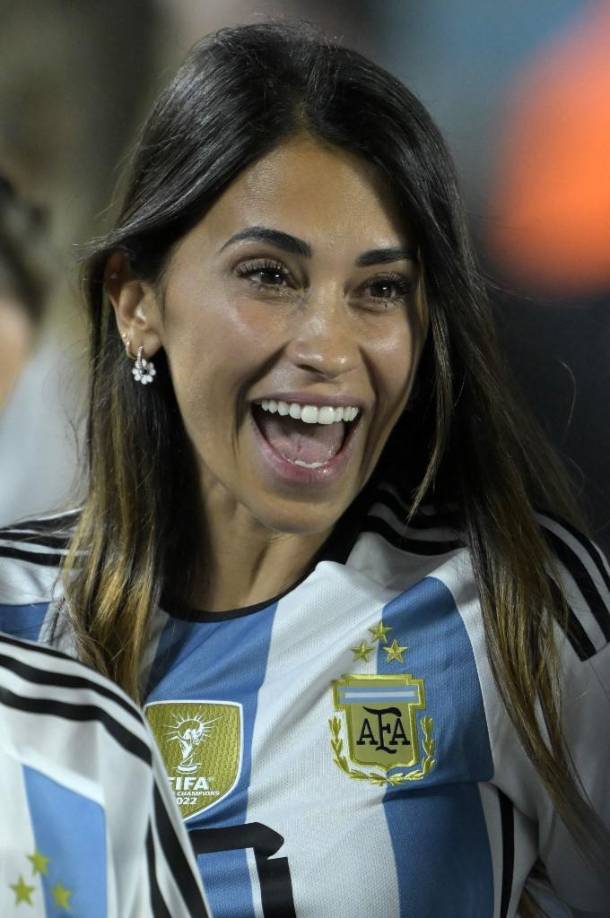 Antonela lució sonriente .