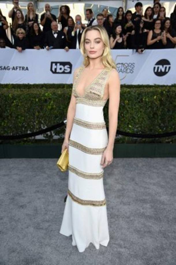 Margot Robbie brilló en la alfombra plateada con un vestido blanco con detalles dorados de Chanel.