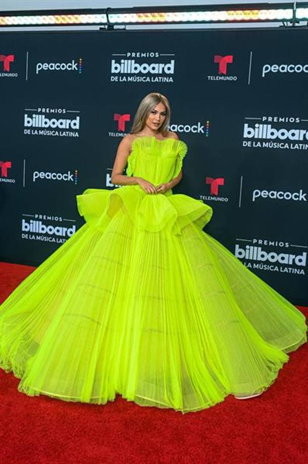 La Miss Universo 2020, la modelo mexicana Andrea Meza, posa a su llegada a la alfombra roja de los Premios Billboard de la Música Latina hoy jueves en el Watsco Center en Coral Gables, ciudad aledaña a Miami, Florida (EE. UU). Marcas de lujo y casas de alta costura abundaron en la variada alfombra roja de la edición 2022 de los Premios Billboard a la Música Latina, en la que lo que más llamó la atención fue la ausencia de los artistas con más nominaciones.