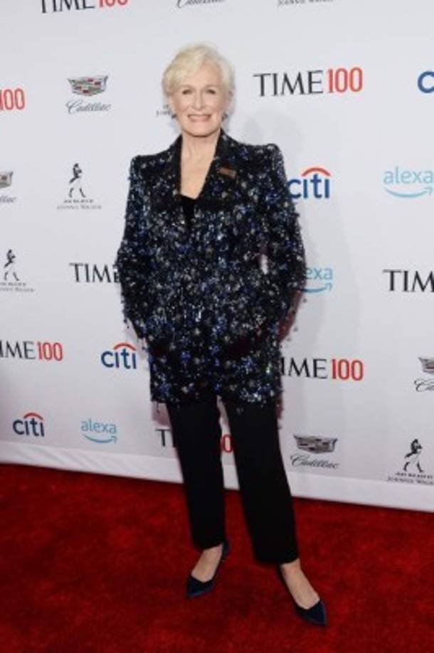 Glenn Close brilló en un blazer de cuentas con hombros puntiagudos, combinado con pantalones negros.<br/>