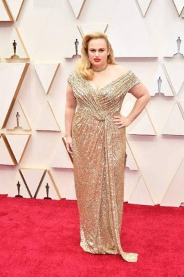 La actriz australiana Rebel Wilson marcó su silueta con este vestido de color crema con brillantes. Aparece en la película 'Jojo Rabbit' que está nominada esta noche.