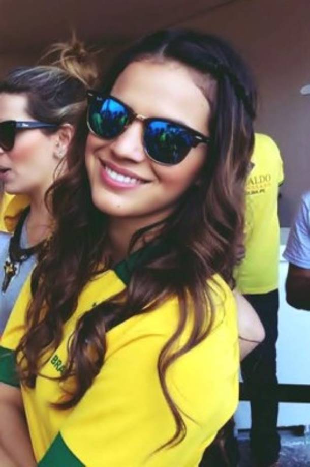 Bruna Marquezine, la novia de Neymar, estuvo apoyando al delantero y los besos fueron para ella.