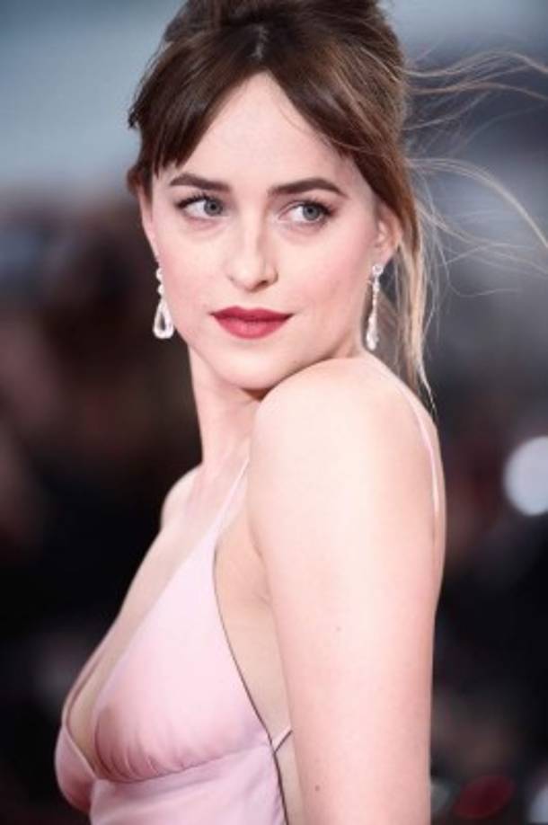 La actriz fue una de las más bellas en el Festival de Venecia 2015. Dakota Johnson se quitó la ropa.