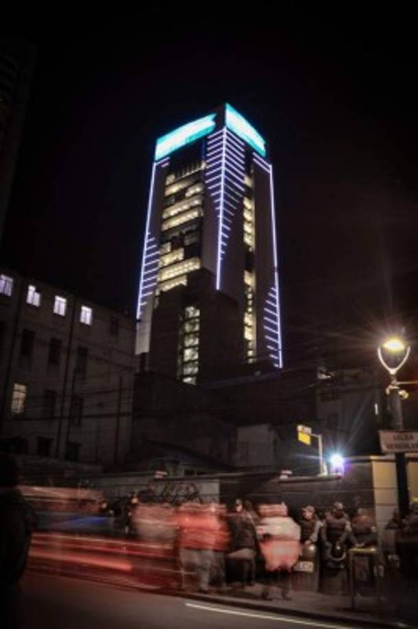 La Casa Grande del Pueblo dispone de siete ascensores de última generación, uno de los cuales será de uso exclusivo del presidente al igual que dos pisos enteros del edificio. La planta 13 se destinará a las reuniones del gabinete. En la planta 23 está el área de trabajo del mandatario con un despacho, más dos oficinas y tres salas de reuniones.