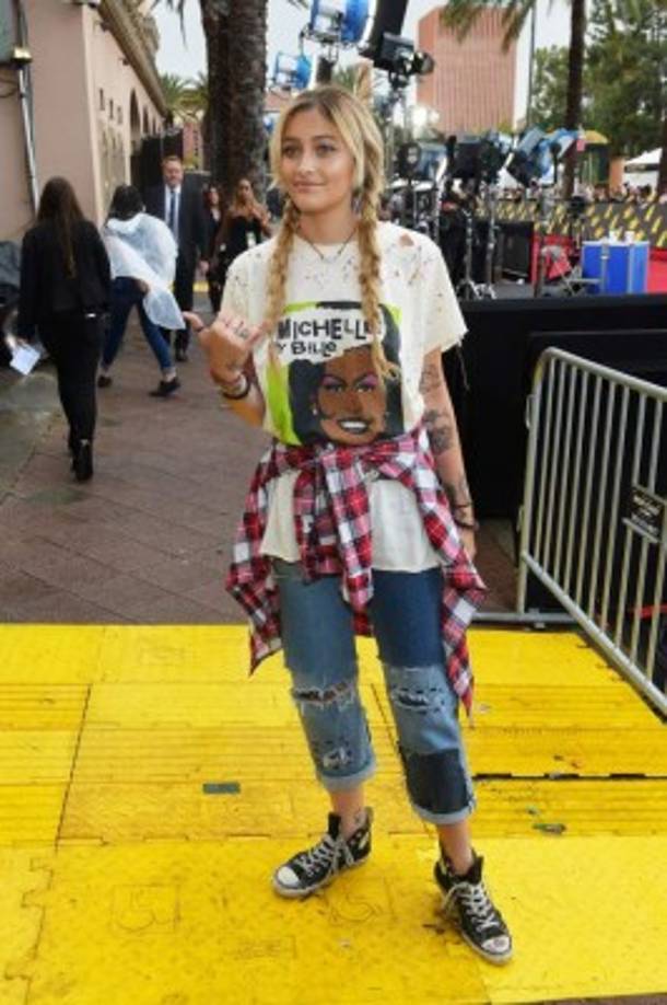 Paris Jackson llegó demasiado casual al evento.