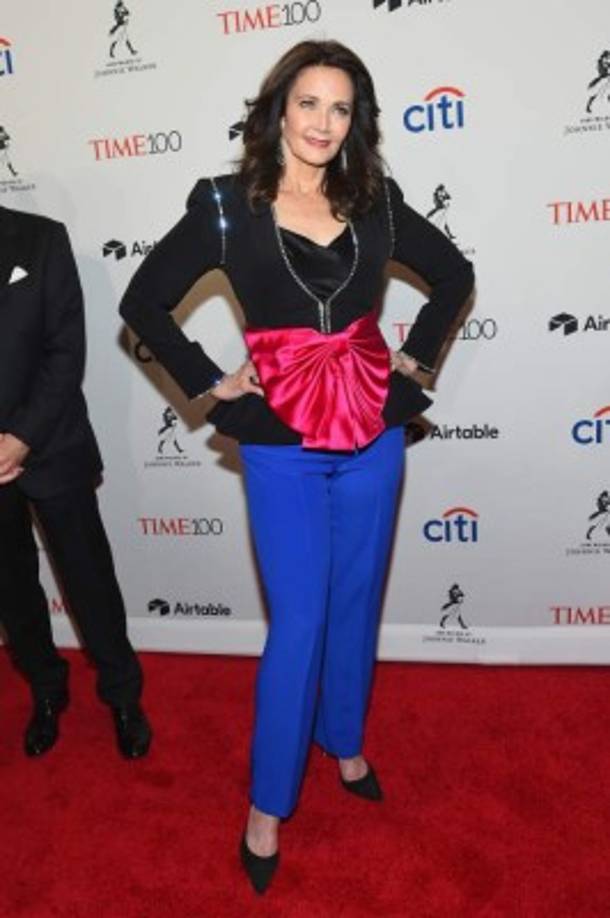 La primera Mujer Maravilla Lynda Carter con una osada combinación de fuscia y azul eléctrico.