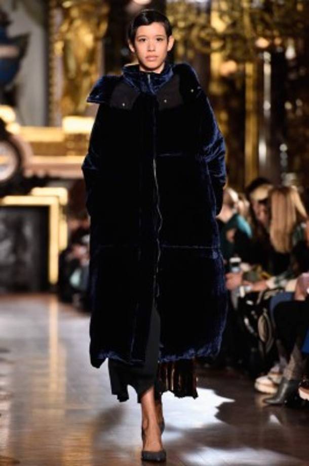 3. Terciopelo: Dries Van Noten, Ackermann o Stella McCartney cargaron pantalones, camisas y zapatos con este suave tejido que vuelve a la pasarela.