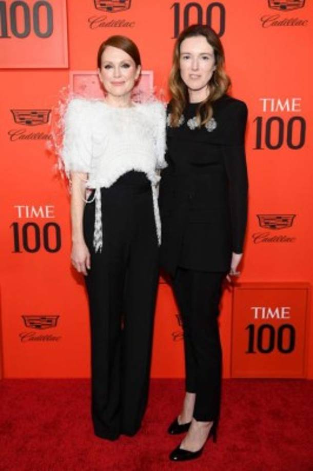 Julianne Moore posó con la diseñadora de Givenchy, Clare Waight Keller, quien fue honrada en el evento. La actriz llevaba un top de plumas blanco con detalles de flecos y pantalones negros de Waight Keller.<br/>