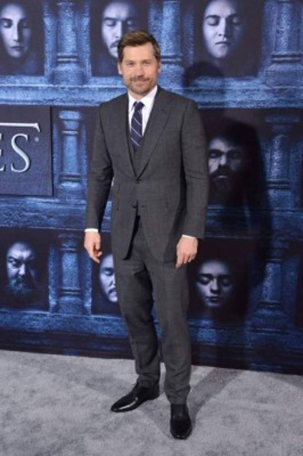 Nikolajcoster-Wal-Dau en un traje gris.