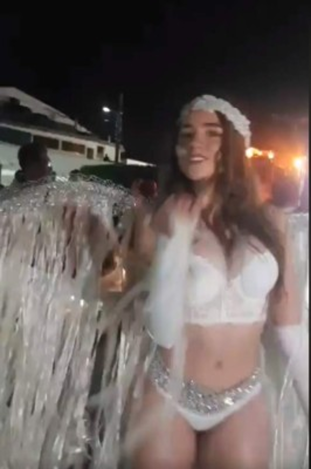 Videos aficionados muestra que las jovenes fueron las más esperadas de la noche.