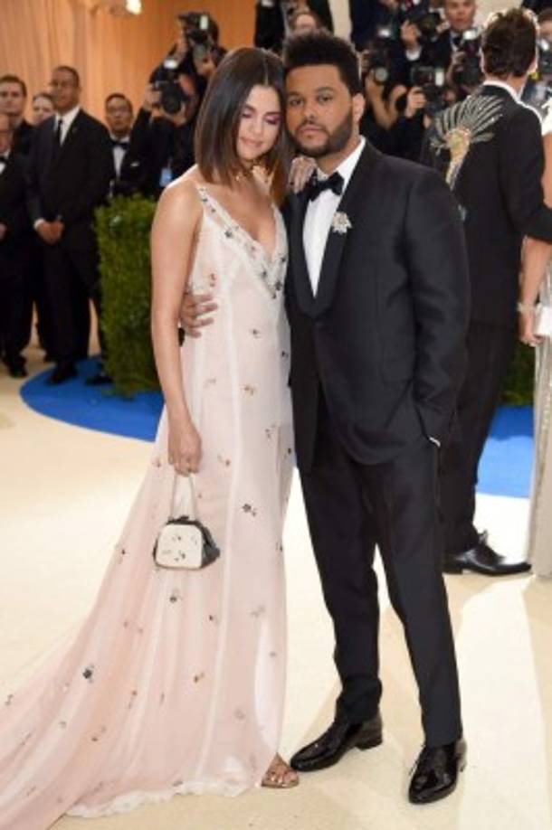 La pareja del momento Selena Gomez y the Weeknd posan para las cámaras. <br/><br/>