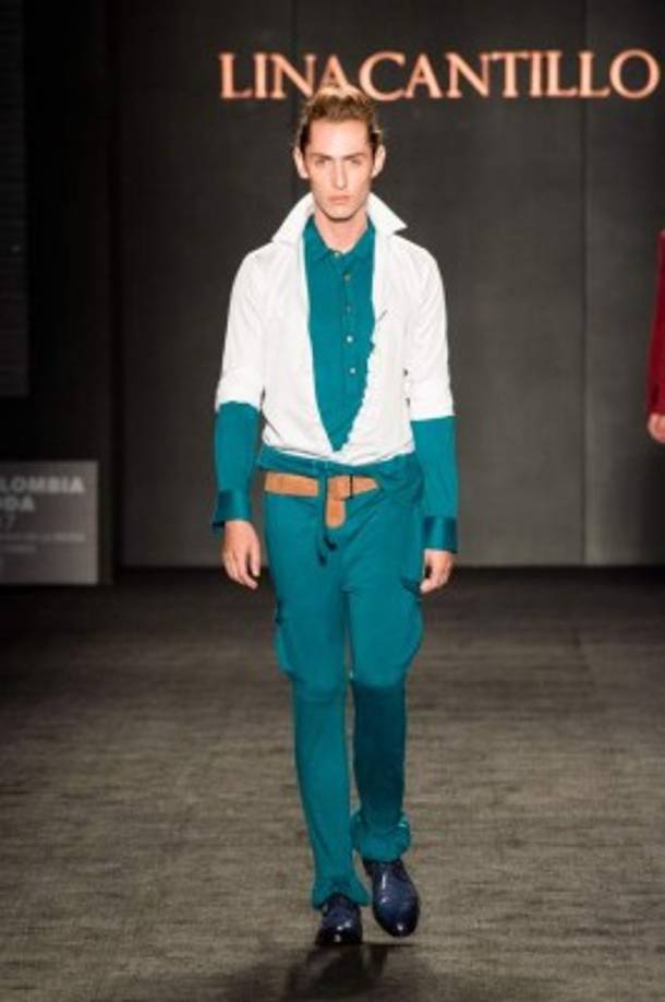 Los cuellos algunas camisas iban altos y de inspiración imperial.
