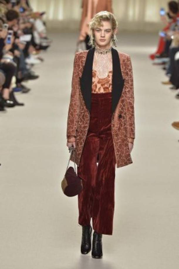 This picture taken from the top of the Arch of Triumph (Arc de Triomphe) on July 15, 2018 shows people lighting flares as they celebrate after France won the Russia 2018 World Cup final football match against Croatia, on the Champs-Elysees avenue in Paris. / AFP PHOTO / Ludovic MARIN