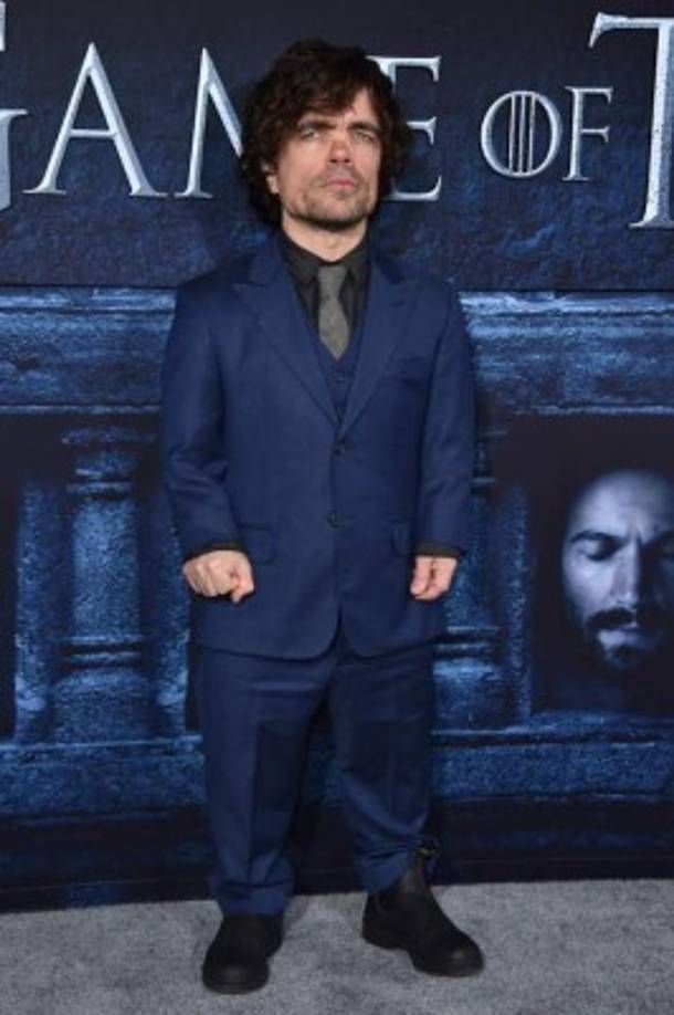 Peter Dinklage se decidió por un traje azul con camisa negra.