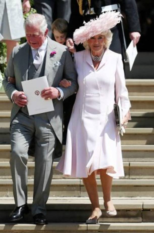 El príncipe Carlos se puso un saco hecho a medida por Anderson & Sheppard.<br/><br/>Camilla, duquesa de Cornualles, eligió usar un vestido asimétrico de seda rosa de la diseñadora Anna Valentine y un sombrero de plumas a tono de Philip Treacy.