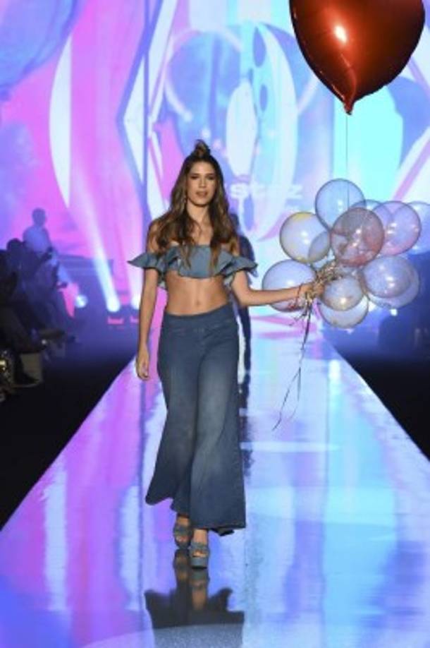 Los jeans, chamarras, shorts, camisas, bodys y cuanta pieza lance al mercado viene adornada con opulentes detalles de apliques, estrellas, mucha cadena, pedrería coreana en dorado, plateado y boreal y saturación de perlas con diamantes sintéticos, lentejuelas, remaches y ganchos.