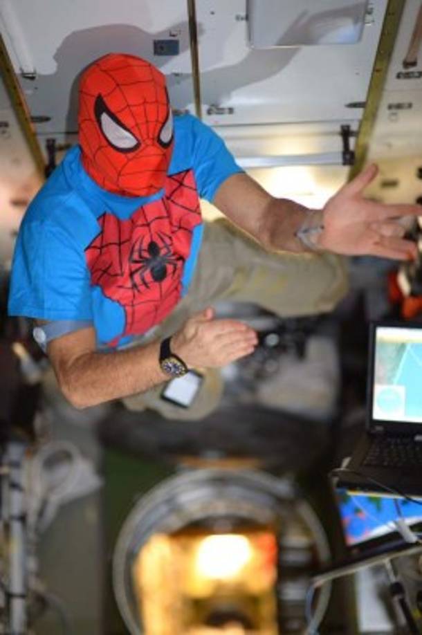El italiano Paolo Nespoli, se tranformó en el hombre araña. 'Ahora que literalmente puedo caminar sobre el 'techo' (por la falta de gravedad) puedo ser por fin lo que estaba destinado a ser... ¡Spiderman! Feliz #Halloween!', compartió a través de ñas redes sociales del ESA.