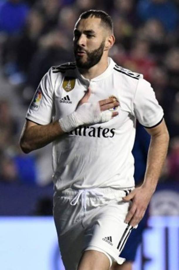 Karim Benzema: El centrodelantero del Real Madrid. Será un peligro para la zaga del Barcelona.