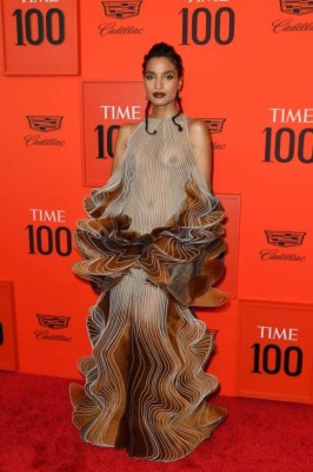 La estrella de 'Pose', Indya Moore, se robó totalmente el show con un vestido transparente de Iris van Herpen.<br/>
