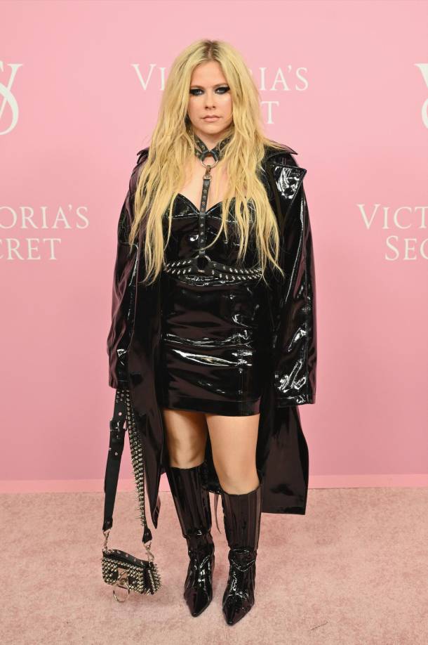 VS canceló su desfile en 2019 después de 24 años, lastrada por una menguante audiencia televisiva y sometida a escrutinio por las denuncias por acoso sexual y represalias en el entorno de trabajo y por la larga amistad entre el dueño de la empresa, el millonario Les Wexner, con el delincuente sexual Jeffrey Epstein. En la foto Avril Lavigne.