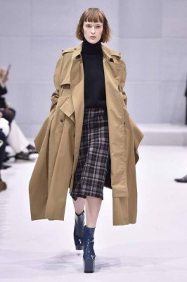 Fue la gran apuesta de Balenciaga, pero se dejó ver en otros desfiles como Vivienne Westwood o Stella McCartney, que propusieron modelos más amplios.