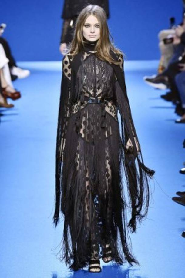 6. La moda étnica funciona: Elie Saab hizo una celebración del boho: flecos, bordados, sombreros de ala ancha y maxi colgantes con piedras naturales.
