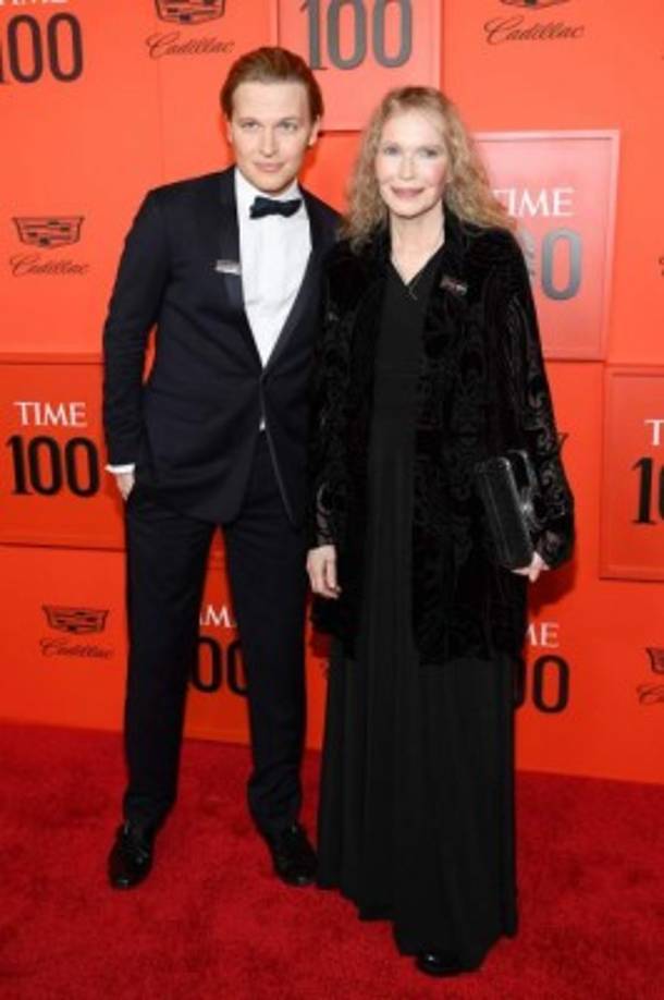 El periodista Ronan Farrow (i) y su madre, la actriz Mia Farrow.