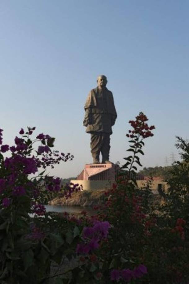 Está hecha de bronce, hormigón y acero y mide 182 metros de alto.