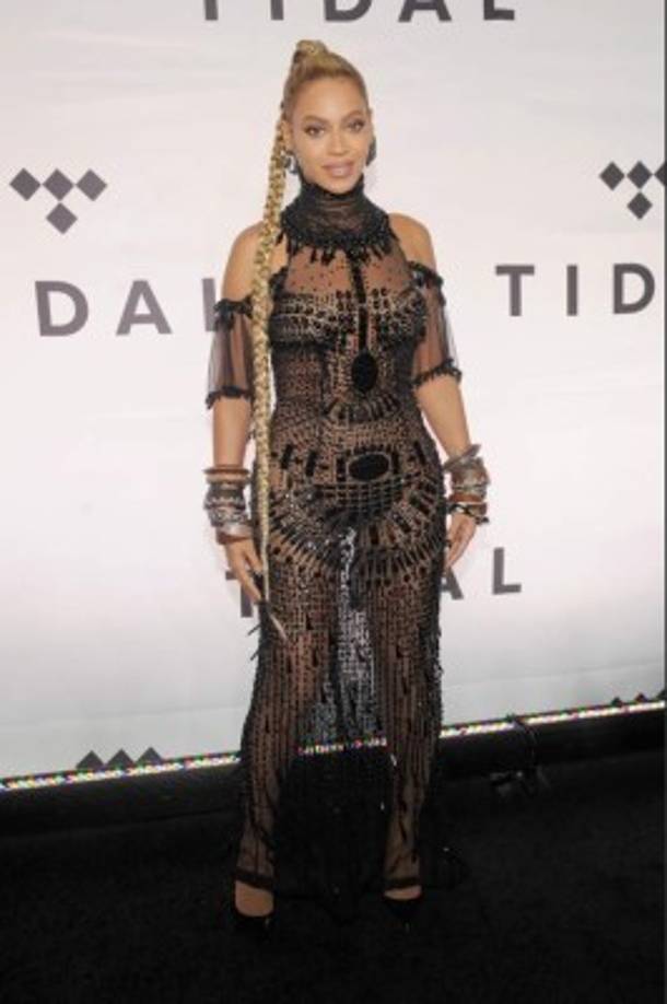 La tres veces nominada a un Globo de Oro decidió rescatar la tendencia naked dress para la alfombra negra del evento.